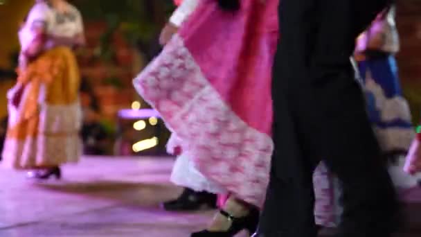 Мексиканские Мужчины Женщины Танцуют Вместе Сцене — стоковое видео