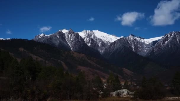 Time Lapse Massive Mountains Snow Top Clouds Moving Blue Sky — Stock video