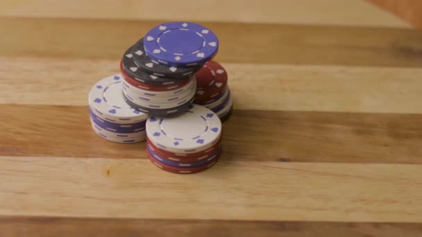 Статический Крупный План Игральных Карт Брошенных Стопку Фишек Покера — стоковое видео
