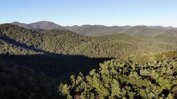 Лесовые Горы Пролетают Над Воздушным Закатом Голубых Гор Хребта Северной — стоковое видео