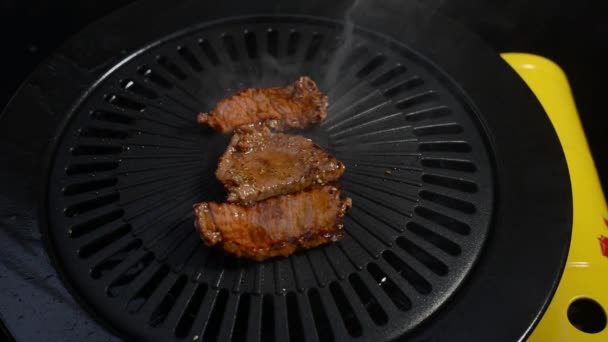 Κομμάτια Καπνιστό Ψητό Κρέας Ένα Πιάτο Ψησίματος Που Προετοιμάζεται Για — Αρχείο Βίντεο