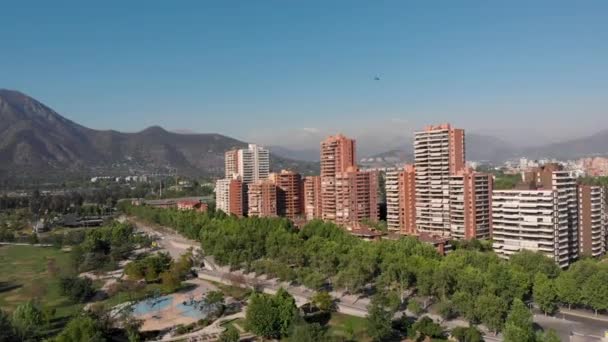 Aerial Reveal Luxury Apartment Buildings While Helicopter Cross Skyline Bicentenario — Vídeo de Stock