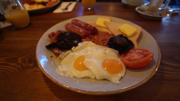 Традиційний Англійський Сніданок Ковбаски Смажені Яйця Бекон Чорний Пудинг Смажені — стокове відео