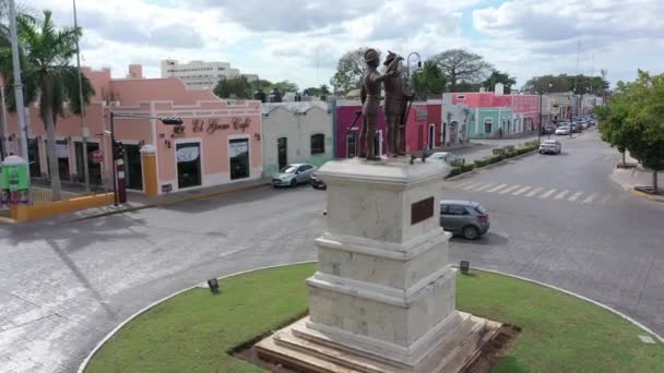 Aerial Pull Back Monument Francisco Montejo His Son Showing Paseo — Vídeo de Stock