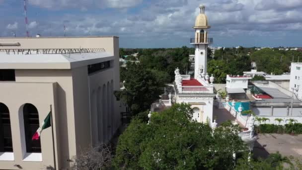 Aerial Trucking Shot Right Minaret Mansion Paseo Montejo Merida Yucatan — ストック動画