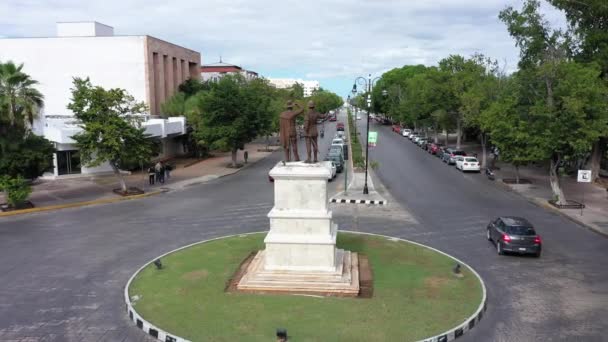 Aerial Push Monument Francisco Montejo His Son Showing Paseo Montejo — Stock videók