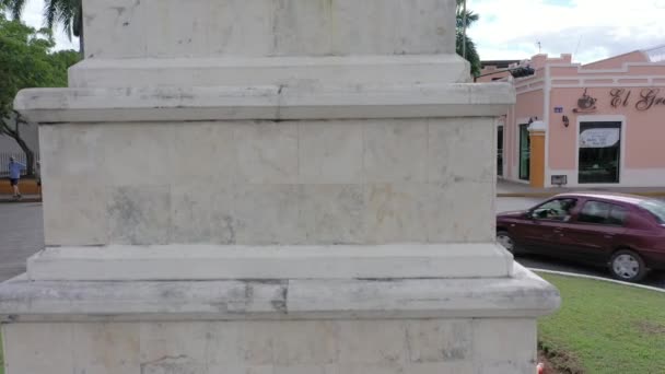 Aerial Boom Push Reveal Monument Francisco Montejo His Son Showing — Vídeo de Stock