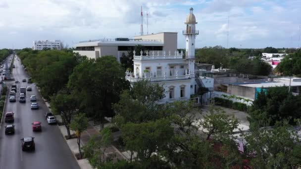 Aerial Slow Pull Back Minaret Mansion Paseo Montejo Merida Yucatan — Vídeo de Stock