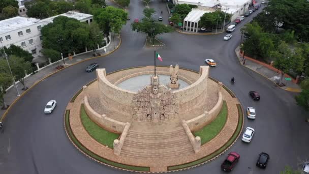 Aerial Pull Back Monument Patria Homeland Monument Paseo Montejo Merida — Vídeos de Stock