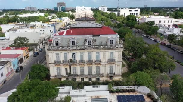 Aerial Slide Right Showing Paseo Montejo Casa Gemalas Twin Mansions — Vídeo de Stock