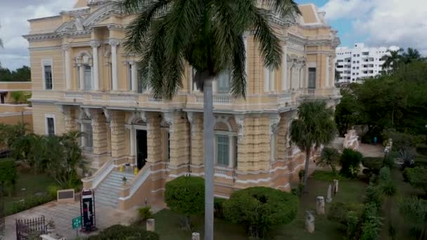 Aerial Ascent Showing Palacio Canton Museum Mansion Paseo Montejo Merida — стоковое видео