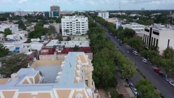 Aerial Pull Back Paseo Montejo Revealing Palacio Canton Archaeology Museum — Vídeo de Stock