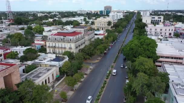 Aerial Push Showing Paseo Montejo Featuring Palacio Canton Archaeology Museum — Stok video