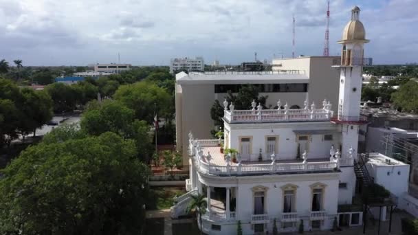 Closeup Aerial Minaret Mansion Paseo Montejo Merida Yucatan Mexico — стоковое видео