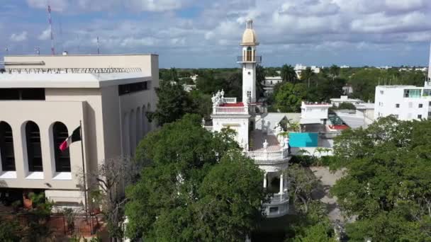 Aerial Trucking Shot Right Minaret Mansion Paseo Montejo Merida Yucatan — ストック動画