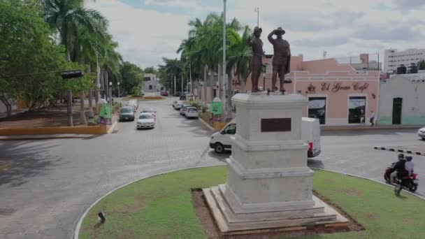 Slow Aerial Push Monument Francisco Montejo His Son Showing Paseo — стоковое видео