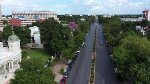 Aerial Pull Back Paseo Montejo Showing Casa Museo Quinta Montes — Vídeo de Stock