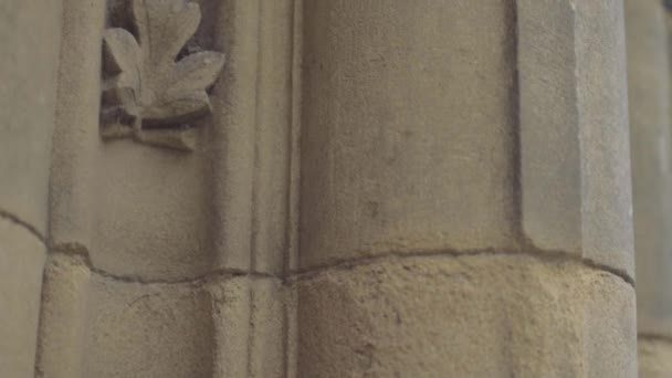 Close Shot Ornate Stone Pillars Leaf Carvings English Church — Stok Video