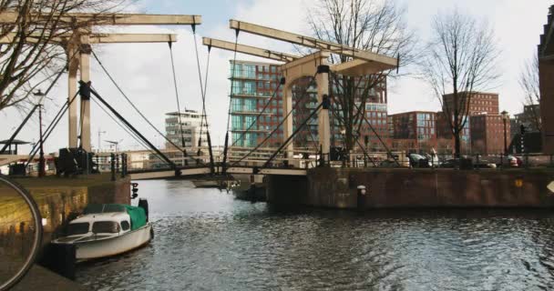 Красивый Мост Через Канал Амстердаме Типичная Голландская Сцена Амстердаме — стоковое видео