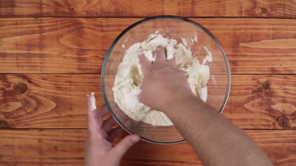 Ανακατεύοντας Αλεύρι Αυγό Και Βούτυρο Χέρια Ένα Μπολ — Αρχείο Βίντεο