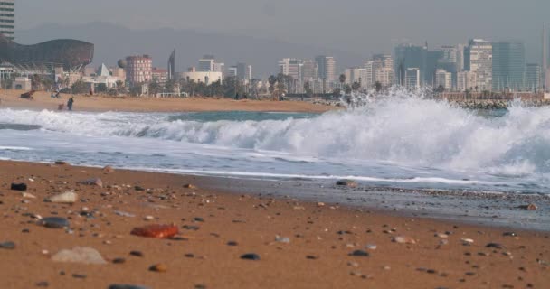 60Fps Waves Crash Beach Barcelona Beautiful Skyline Background Mid Shot — Stock Video