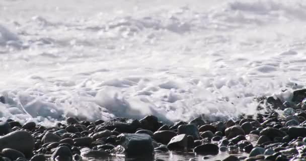 60Fps Waves Crash Stone Beach Barcelona Creating Beautiful Reflections Zoomed — Vídeo de Stock