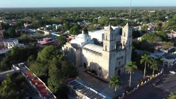 Aerial Trucking Shot Left Showing Cathedral San Gervasio City Sunrise — Video Stock