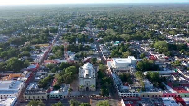 Високий Повітряний Поштовх Політ Над Собором Сан Жервасіо Вальядоліді Юкатан — стокове відео