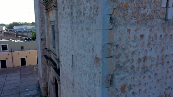 Extreme Close Seup Aerial Ascent Corner Backlit Cathedral San Gervasio — стоковое видео