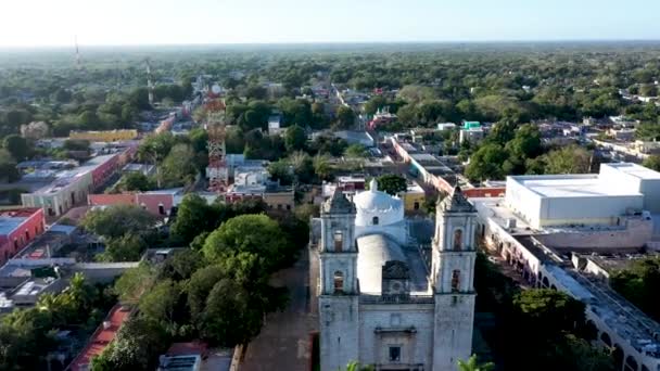 Ранній Повітряний Спуск Камерою Перед Собором Сан Гервасіо Вальядоліді Юкатан — стокове відео