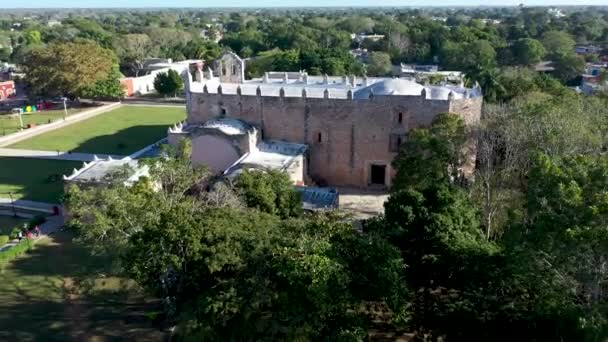 Aerial Pull Back Ascent Showing Convent San Bernardino Valladolid Yucatan — 图库视频影像