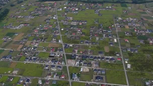 Vista Aérea Del Barrio Europa Oriental Con Casas Campos Dispersos — Vídeo de stock