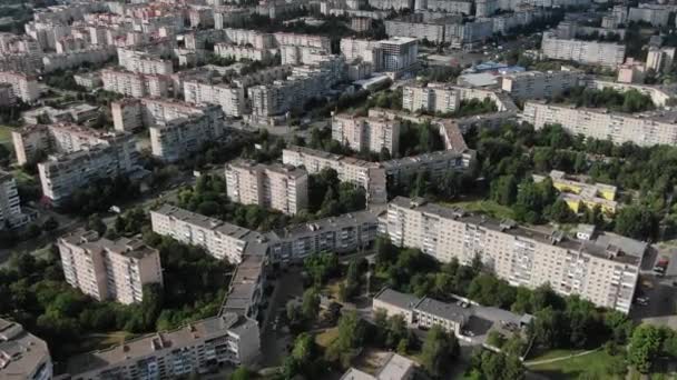 Aerial View Geometrically Shaped Buildings City Surrounded Trees Slowly Descending — Stok video