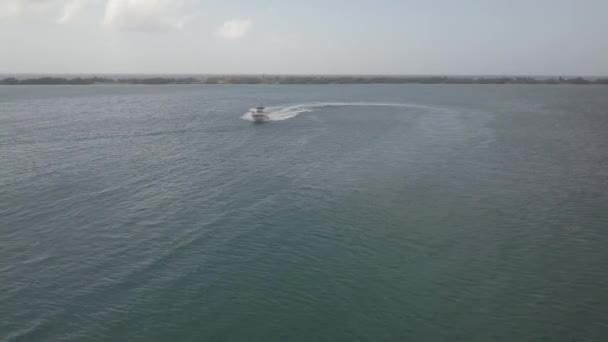 Boat Approaching Coming Drone Starting Turn Leaving Water Trails Behinnd — Stok video