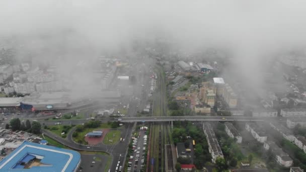 Aerial View City Infrastructure Roads Railroad Tracks Buildings Foggy Day — Wideo stockowe