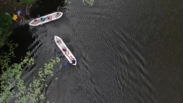 Aerial Birds Eye View Two Canoes Filled People River Docking — Stockvideo