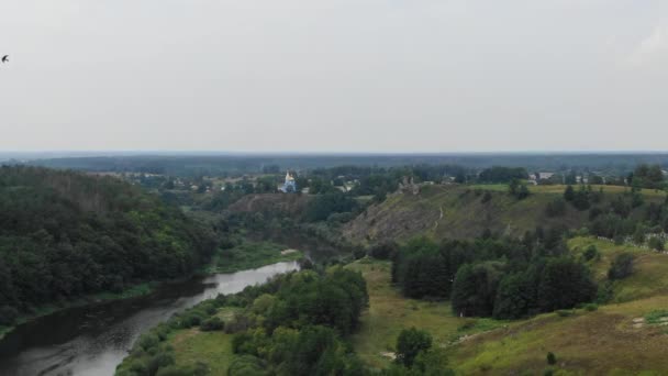 Aerial View River Eastern Europe Castle Small Village Background Birds — ストック動画