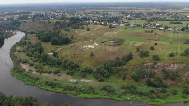 Aerial View Meadow Bordering River Small Village Background — Vídeo de Stock