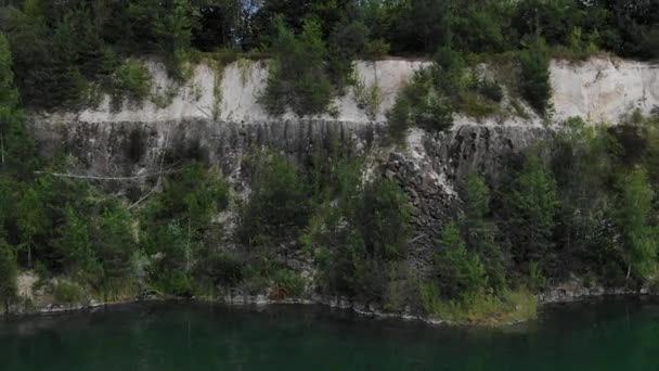 Aerial View Quarry Tracking Backward Revealing Lake Still Water — Vídeo de stock