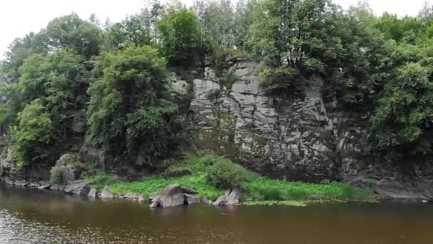 Aerial View Steep Cliff Rivers Edge Thick Surrounded Thick Forestry — Vídeos de Stock