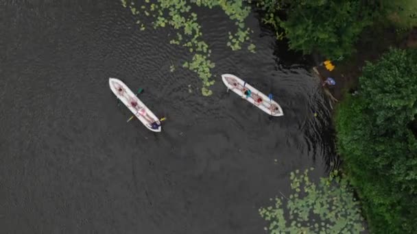 Aerial Birds Eye View Two Canoes Filled People Paddling River — Stockvideo