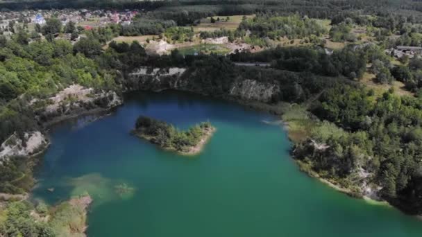 Luftaufnahme Des Schönen Sees Mit Kleiner Insel Und Blauem Wasser — Stockvideo