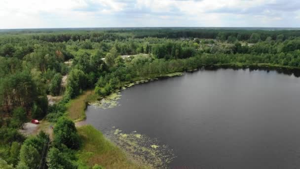 Aerial View Small Lake Tracking Backward Revealing Thick Forestry — 图库视频影像