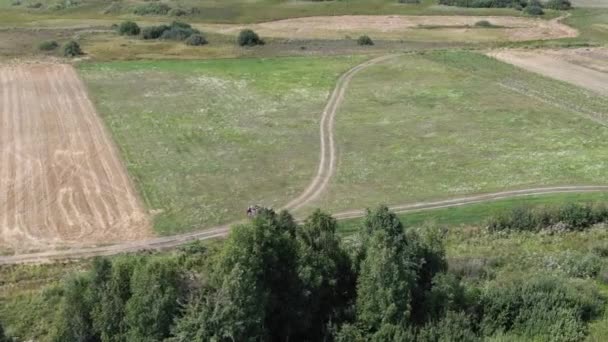 Повітряний Вигляд Позашляховика Їде Стежці Сільській Місцевості — стокове відео