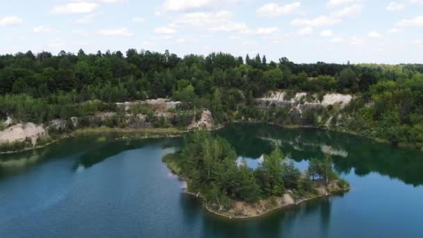 Aerial View Lake Small Island Beautiful Water Quarry Surrounded Forest — Vídeo de stock