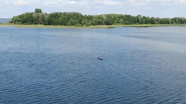 Aerial View People Traveling Lake Canoe Forest Background Ascending Revealing — Vídeo de Stock