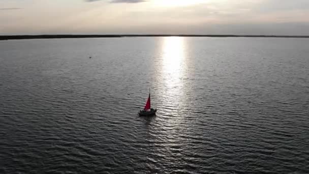 Akşamüstü Horizon Giden Yelkenlinin Nehirdeki Hava Görüntüsü — Stok video