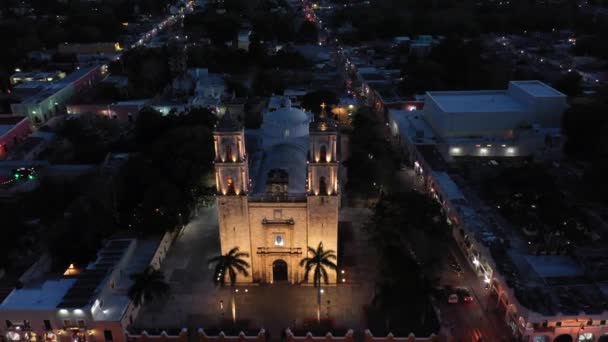 Lenta Ritirata Aerea Notturna Dalla Catedral San Gervasio Valladolid Yucatan — Video Stock