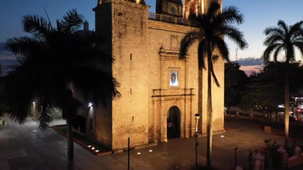 Salita Aerea Notturna Angolo Della Chiesa Che Mostra Vicino Cattedrale — Video Stock