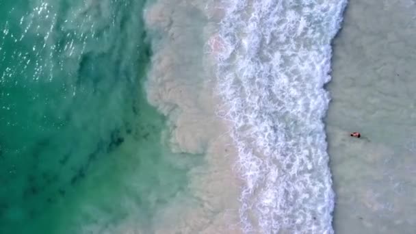 Beautiful Overhead Aerial Waves Crashing Beach — Αρχείο Βίντεο